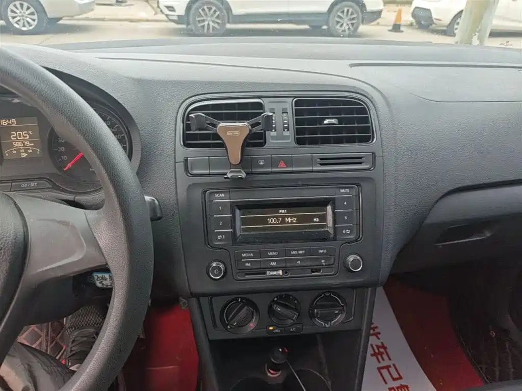 Volkswagen Polo 2014 1.4L Manual Trend Edition фото 13