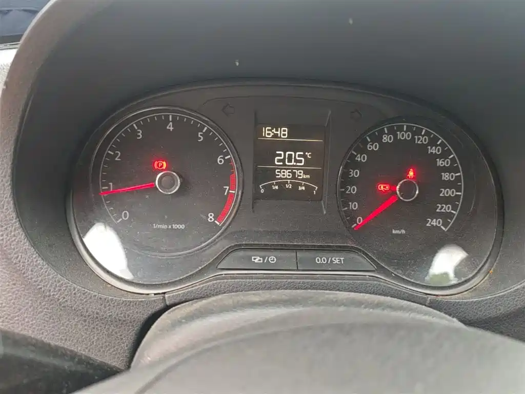 Volkswagen Polo 2014 1.4L Manual Trend Edition фото 12