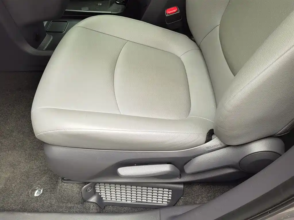 Toyota Granvia 2023 2.5L Hybrid Comfort Edition фото 20