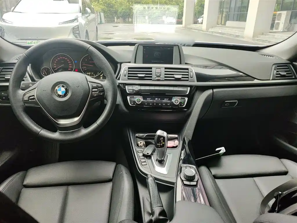 BMW 3 Series GT 2018 320i Fashion фото 6