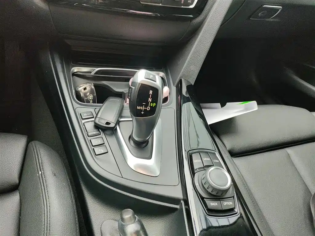 BMW 3 Series GT 2018 320i Fashion фото 10