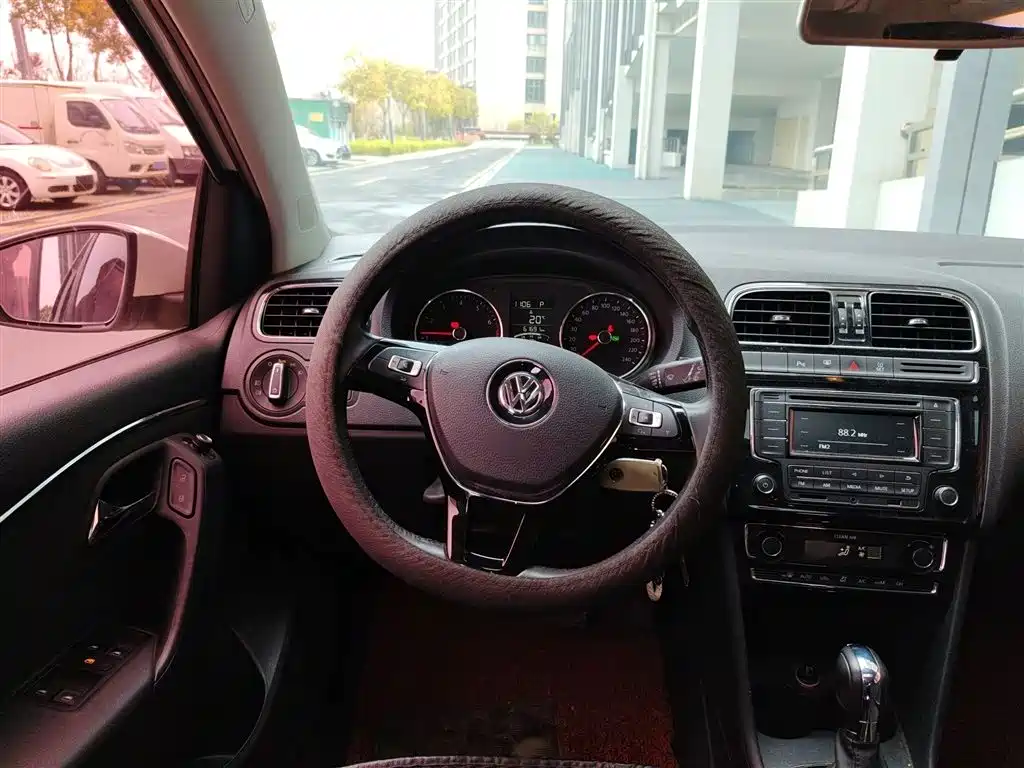 Volkswagen Polo 2016 1.6L Automatic Luxury фото 3