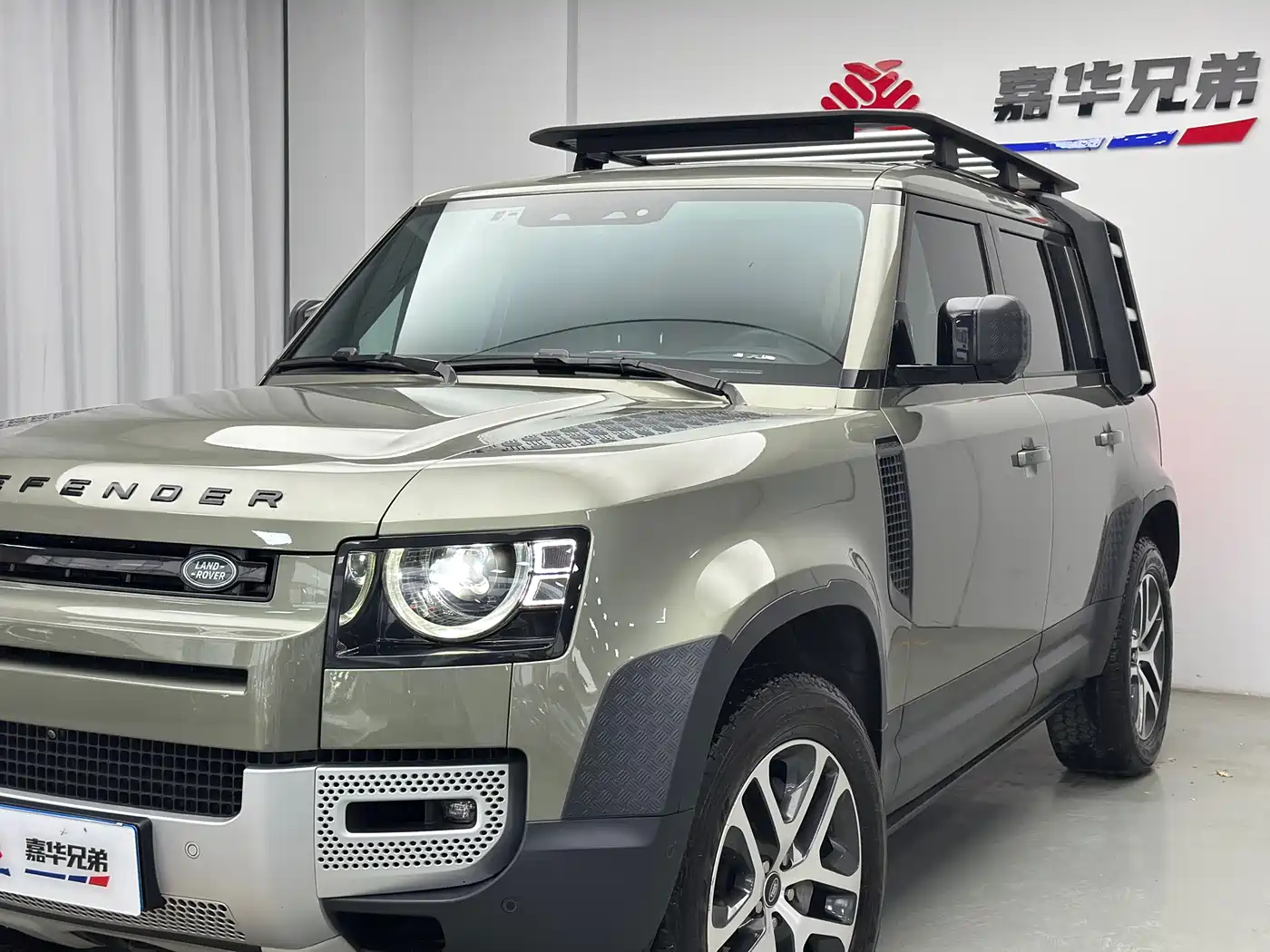 Land Rover Defender 2023 Model 110 3.0T P400 Dark Special Edition фото 3