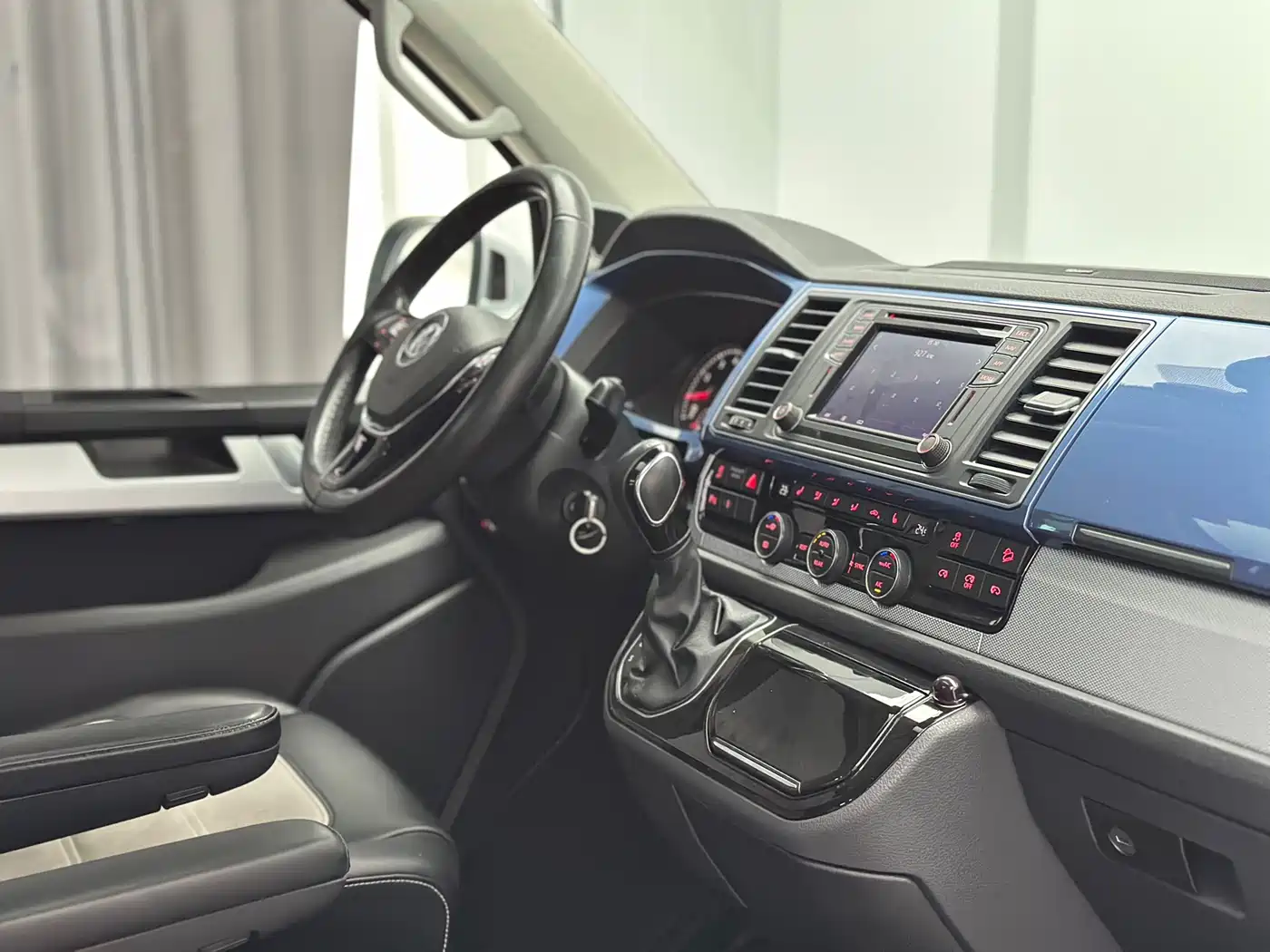 Volkswagen Multivan 2018 2.0TSI 4WD Leisure Edition 7-Seater фото 39