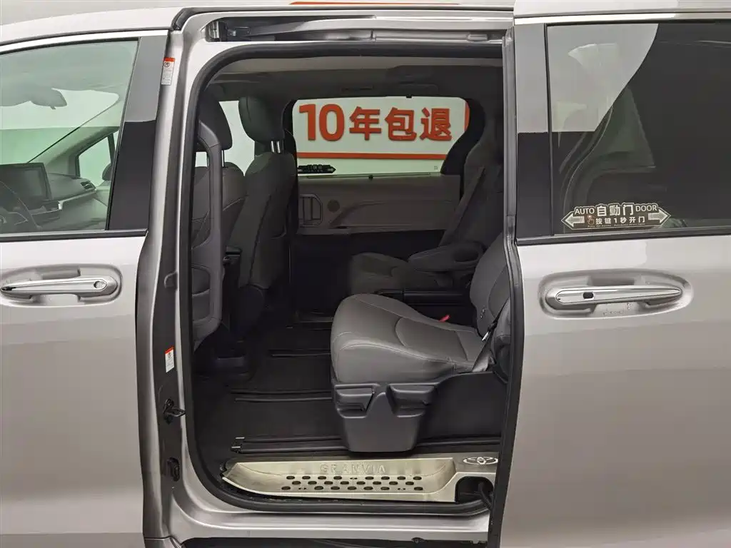 Toyota Granvia 2023 2.5L Hybrid Comfort Edition фото 15