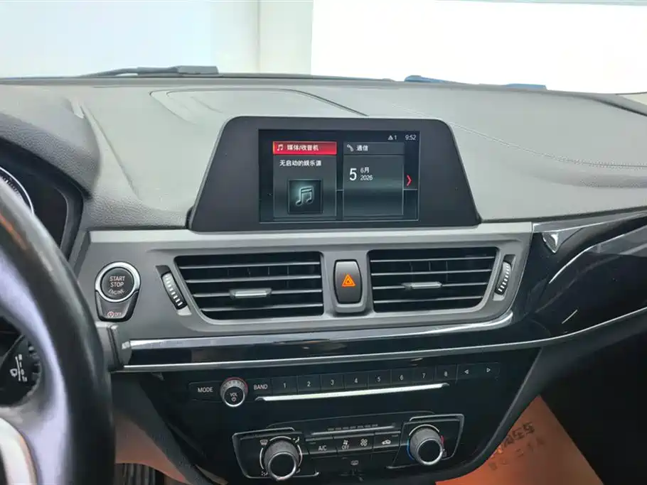 BMW 1 Series 2018 118i Sport Edition фото 13