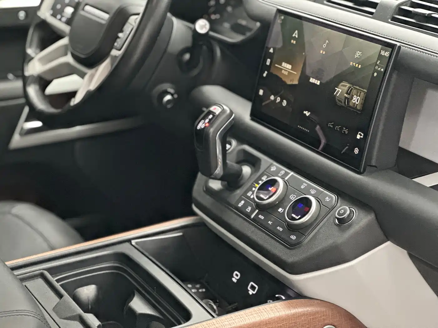 Land Rover Defender 2023 Model 110 3.0T P400 Dark Special Edition фото 45