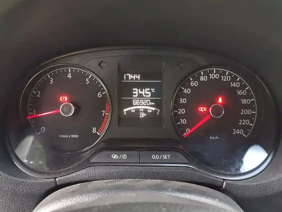 Volkswagen Polo 2014 1.4L Manual Trend Edition фото 14