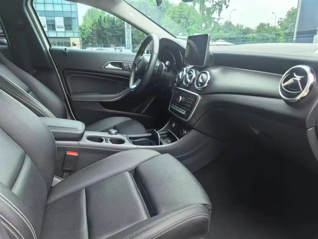 Mercedes-Benz GLA 2018 GLA 200 Fashion фото 14