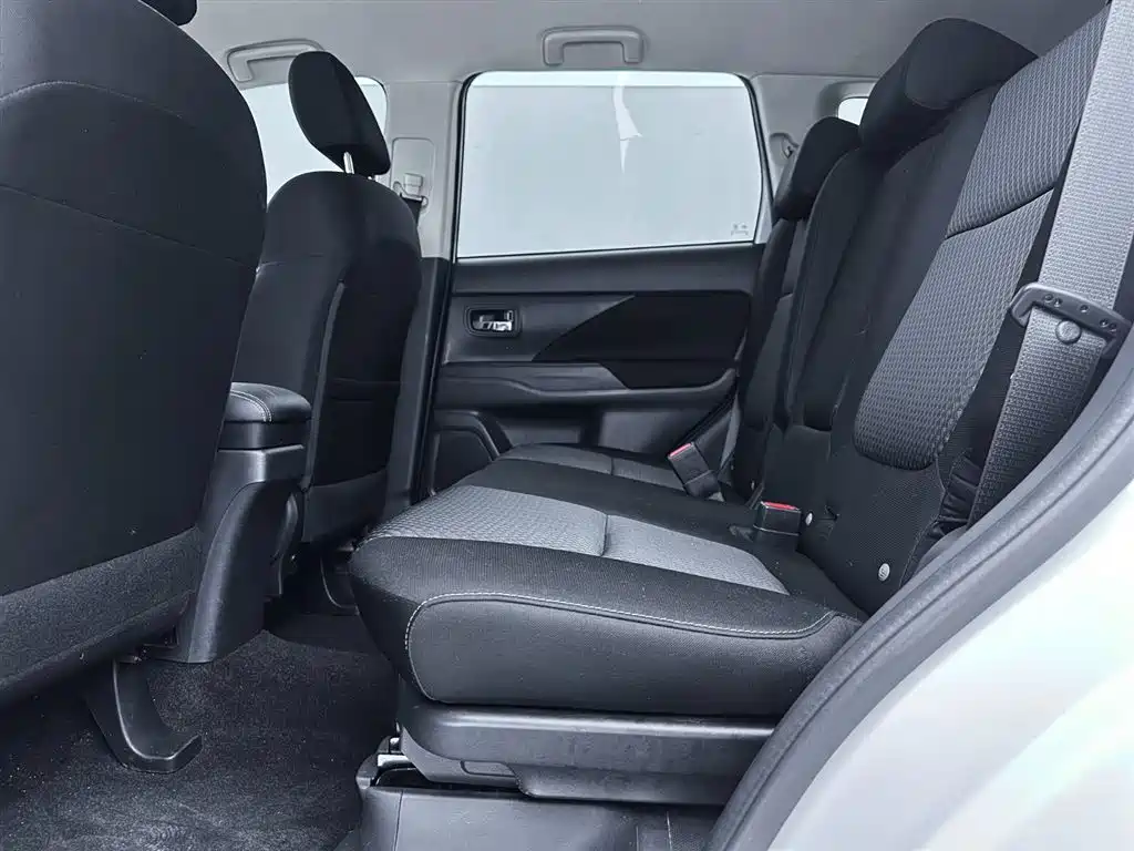 MITSUBISHI OUTLANDER