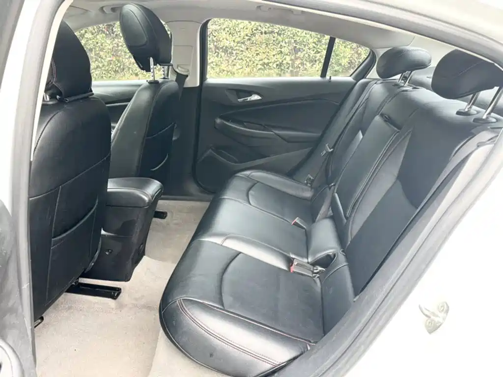 Photo 25 - Chevrolet Cruze