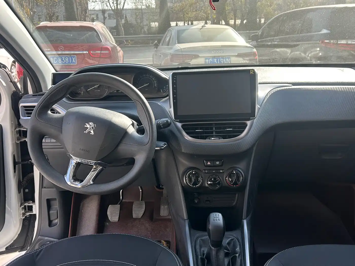 Peugeot 2008 2014 1.6L Manual Trend Edition фото 7