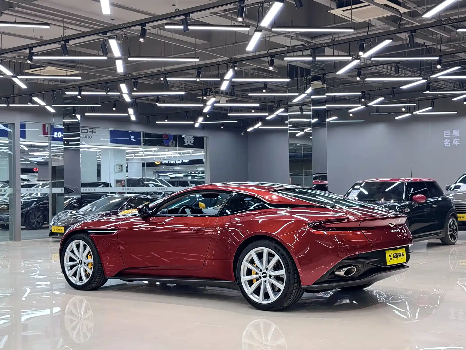 Фото 9 - Aston Martin DB11