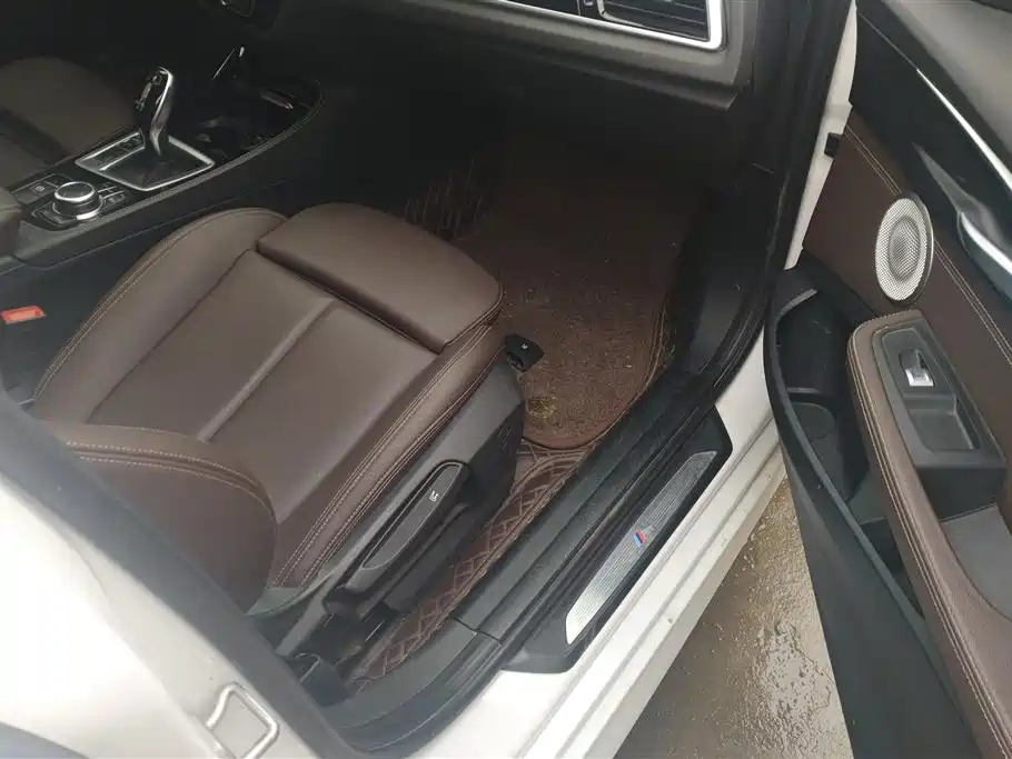 BMW 1 Series 2023 120i M Sport фото 8