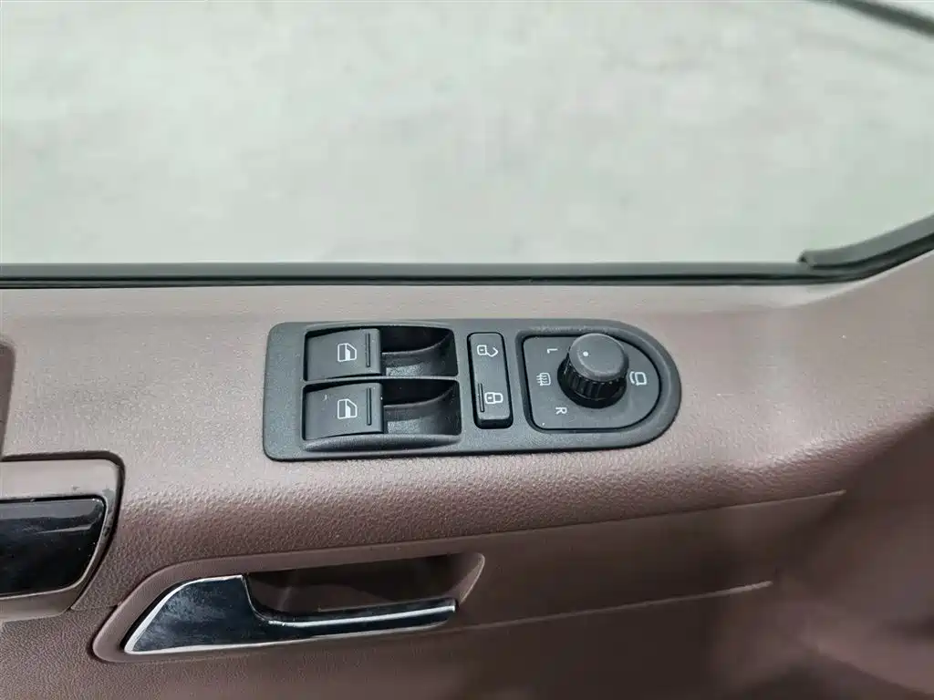 Volkswagen Caravelle 2015 2.0TSI 4WD Comfort фото 9
