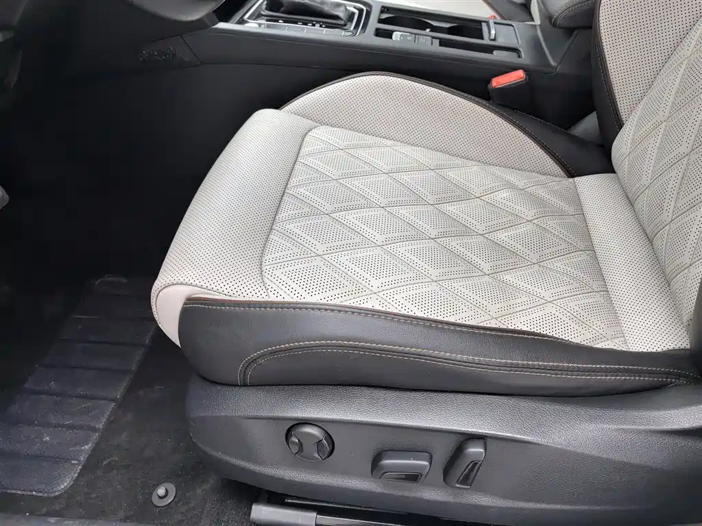 Volkswagen Magotan 2023 Model 2 Million Commemorative Edition 330TSI DSG Luxury фото 20