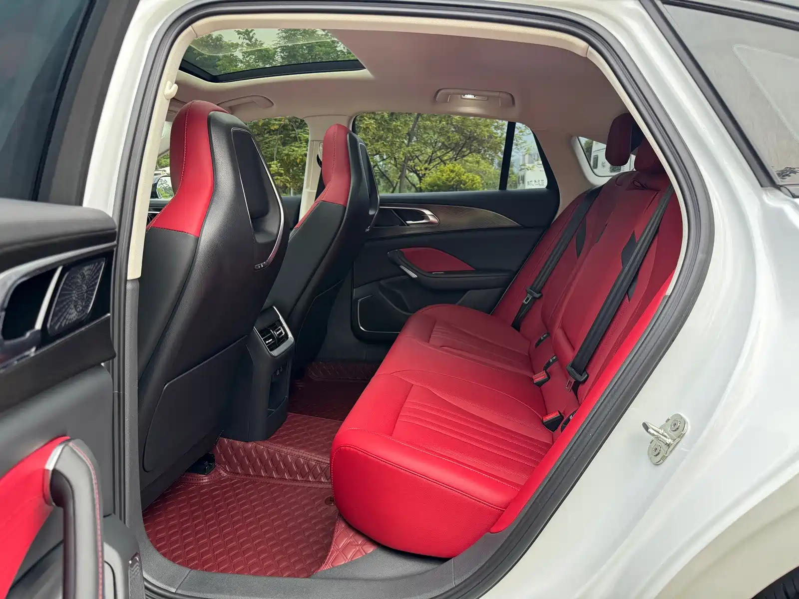 Фото 8 - Hongqi H6