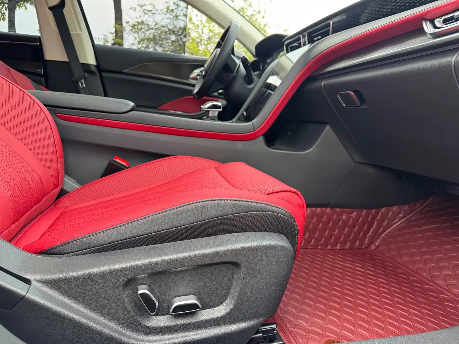 Фото 23 - Hongqi H6