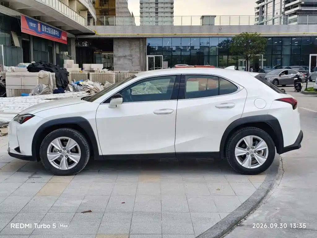 Фото 3 - Lexus UX
