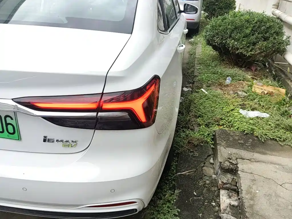 Фото 8 - Roewe i6 MAX EV