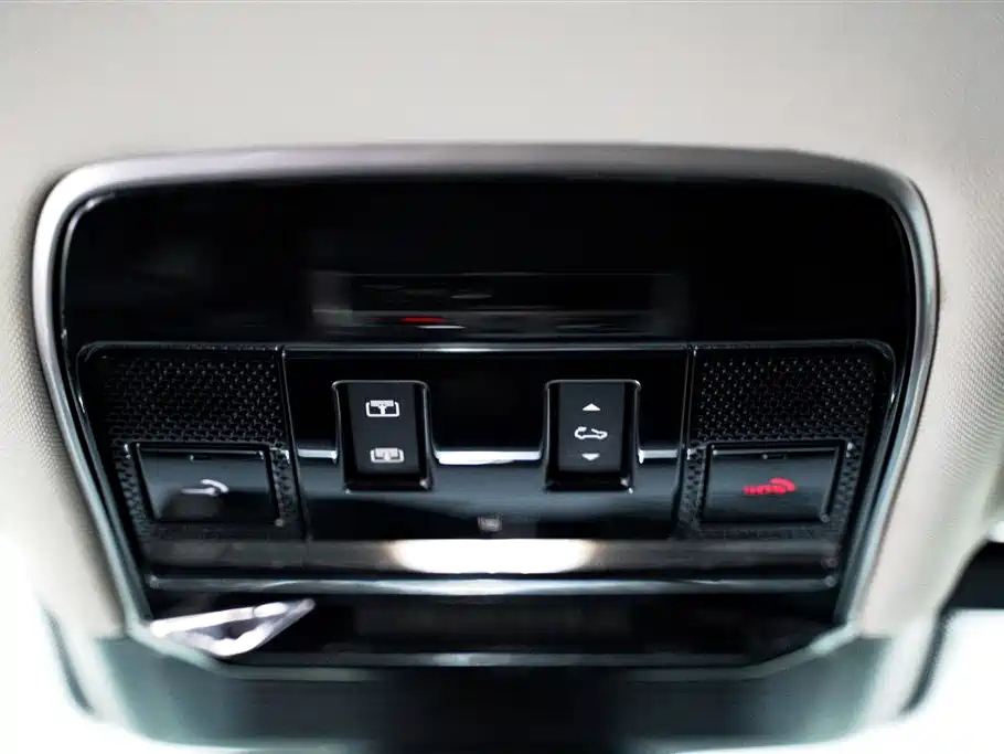 Land Rover Range Rover 2023 3.0 L6 360PS Golden Age Edition фото 27