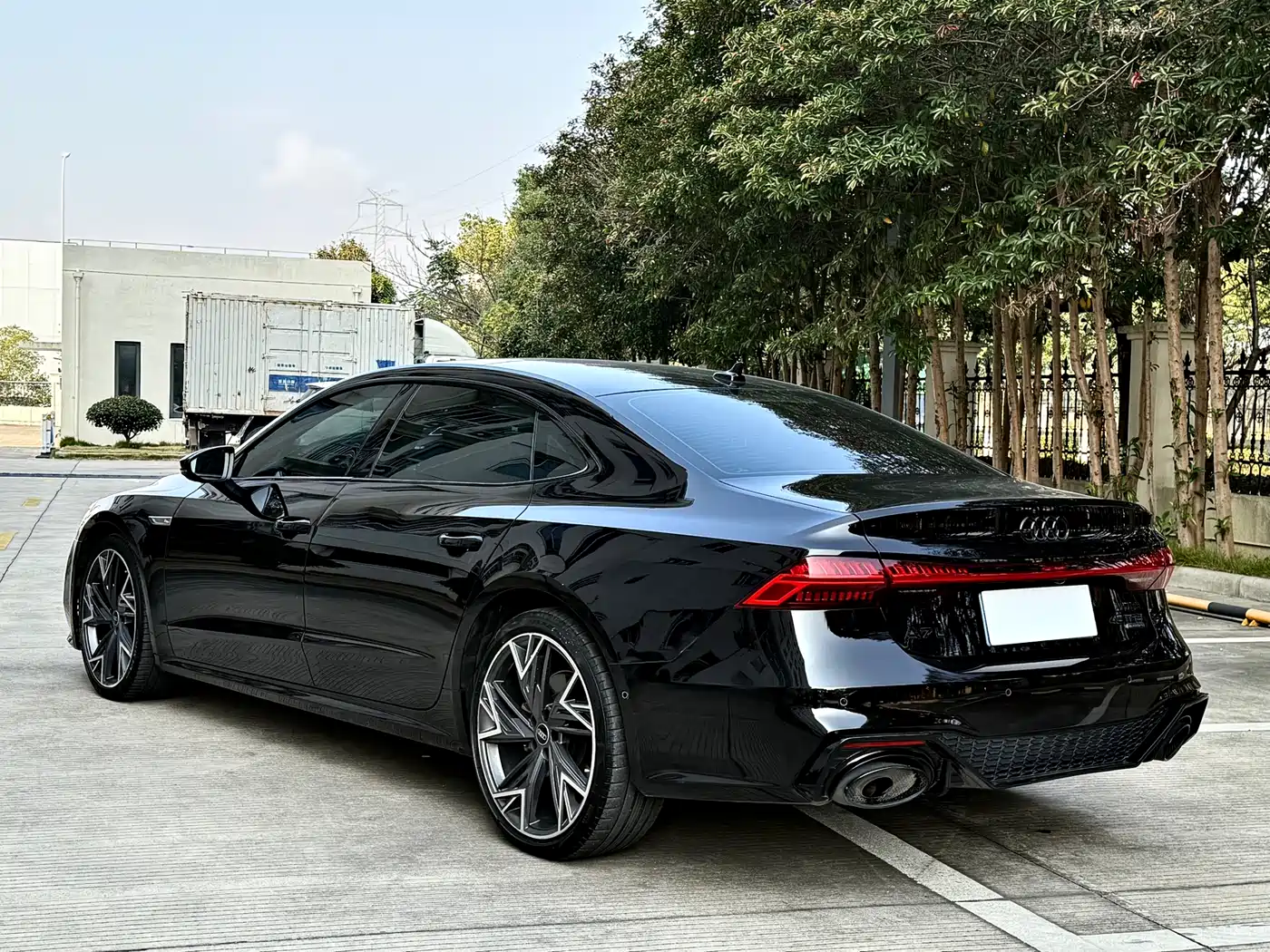 Audi A7L 2024 45 TFSI quattro Black Warrior Edition фото 15