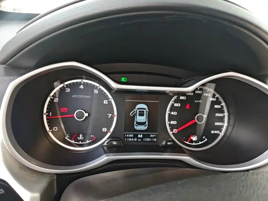 Фото 12 - Geely Atlas