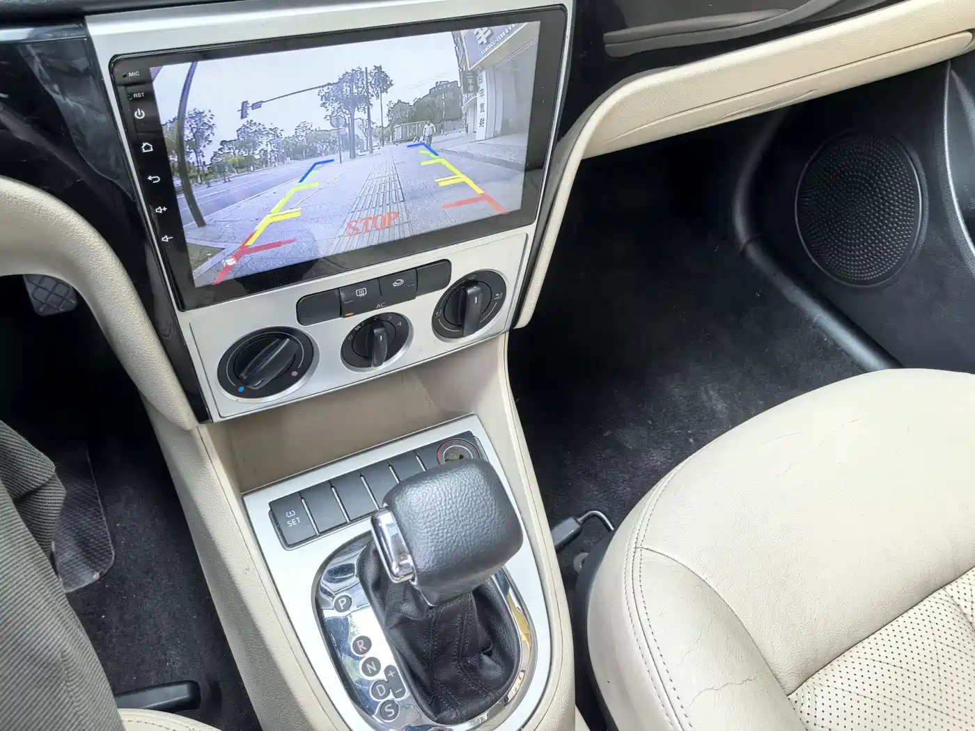 Volkswagen Lavida 2011 1.6L Automatic Pinya Edition фото 12