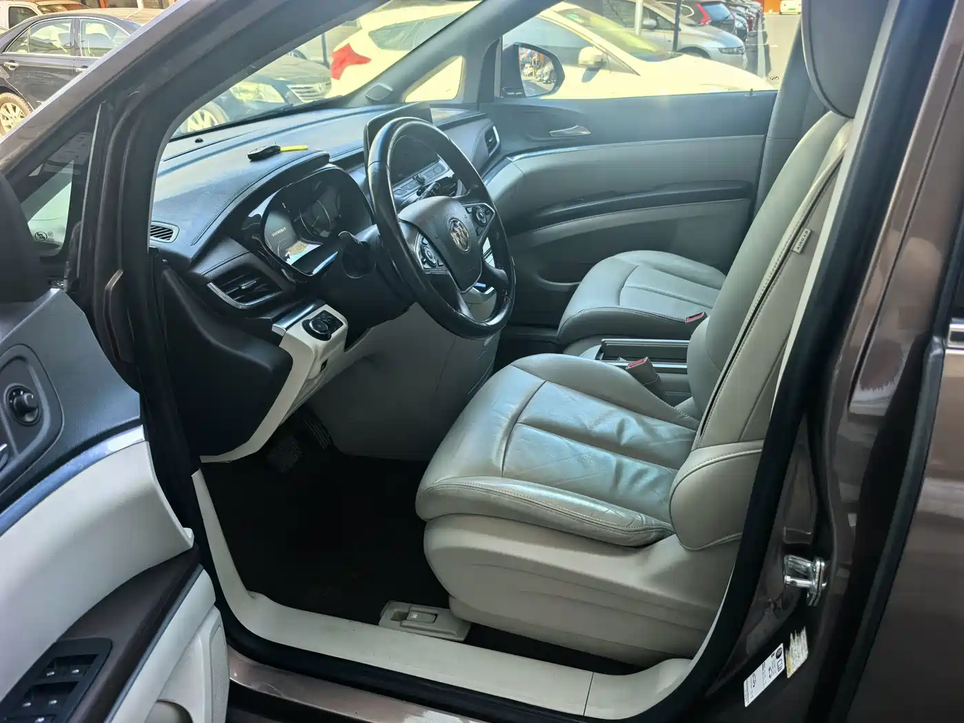 Photo 10 - Buick GL8