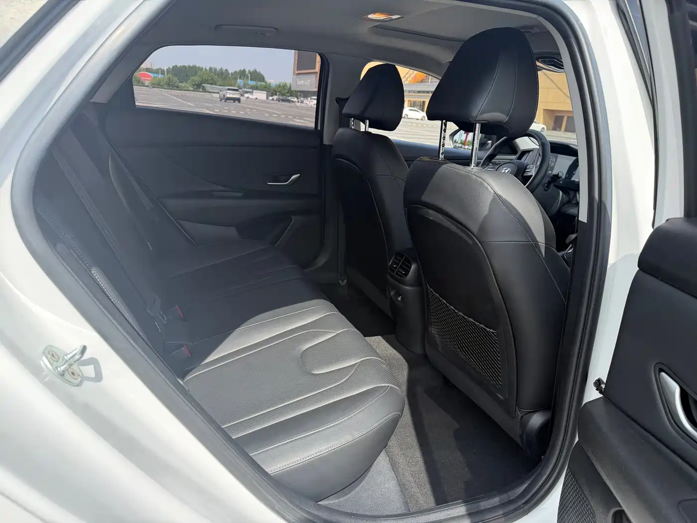 Hyundai Elantra 2022 1.5L CVT LUX Premium Edition фото 17
