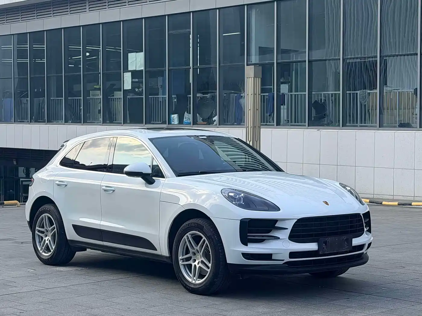 PORSCHE MACAN