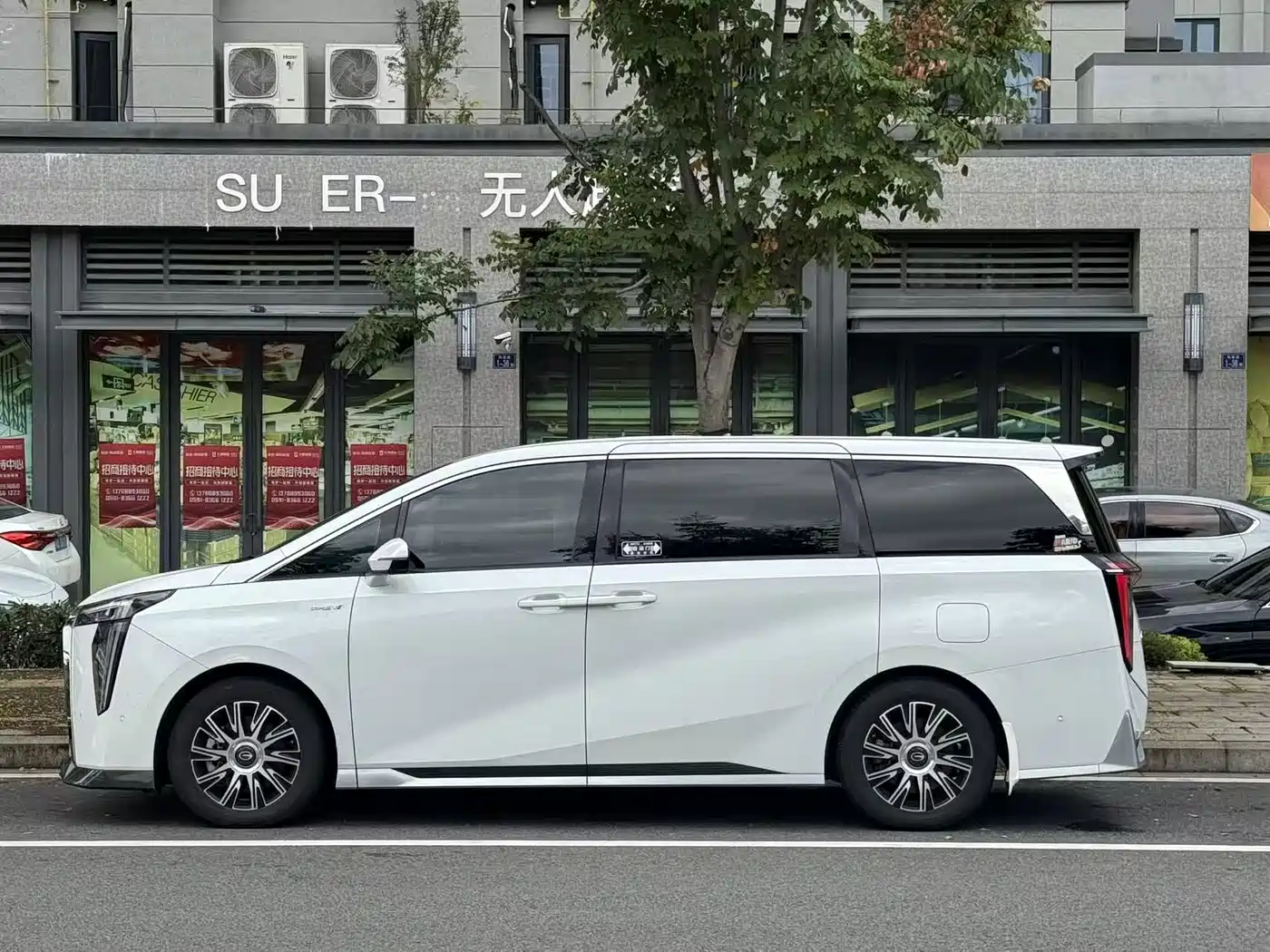 Фото 3 - GAC Trumpchi Trumpchi E9