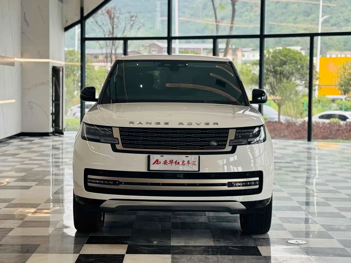 Land Rover Range Rover 2023 3.0 L6 400PS Golden Age Long Wheelbase фото 2