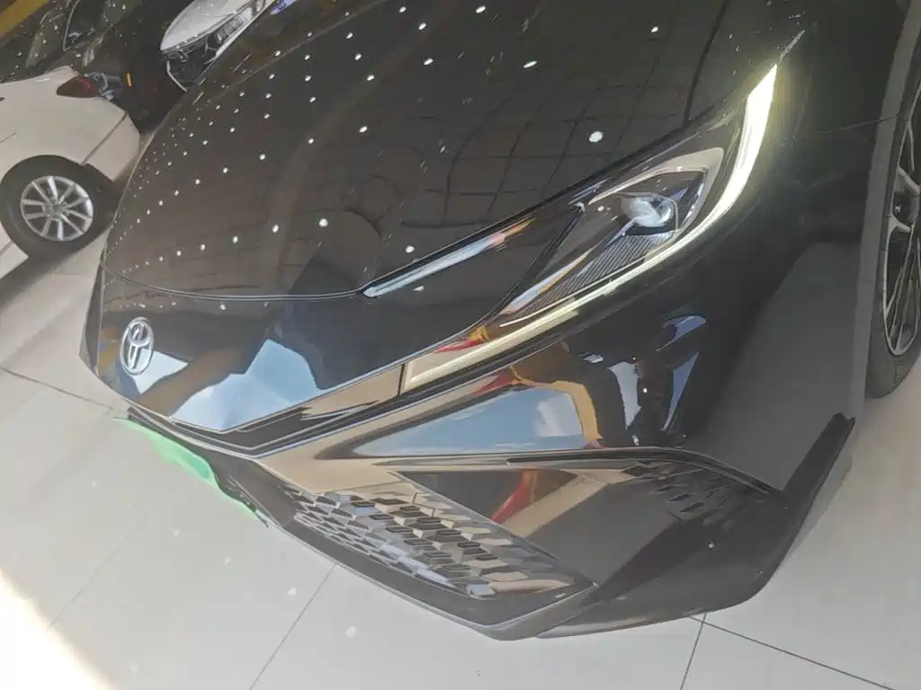 Фото 24 - Toyota Camry