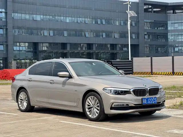 BMW 5 Series 2018 525Li Luxury Package — фото 3