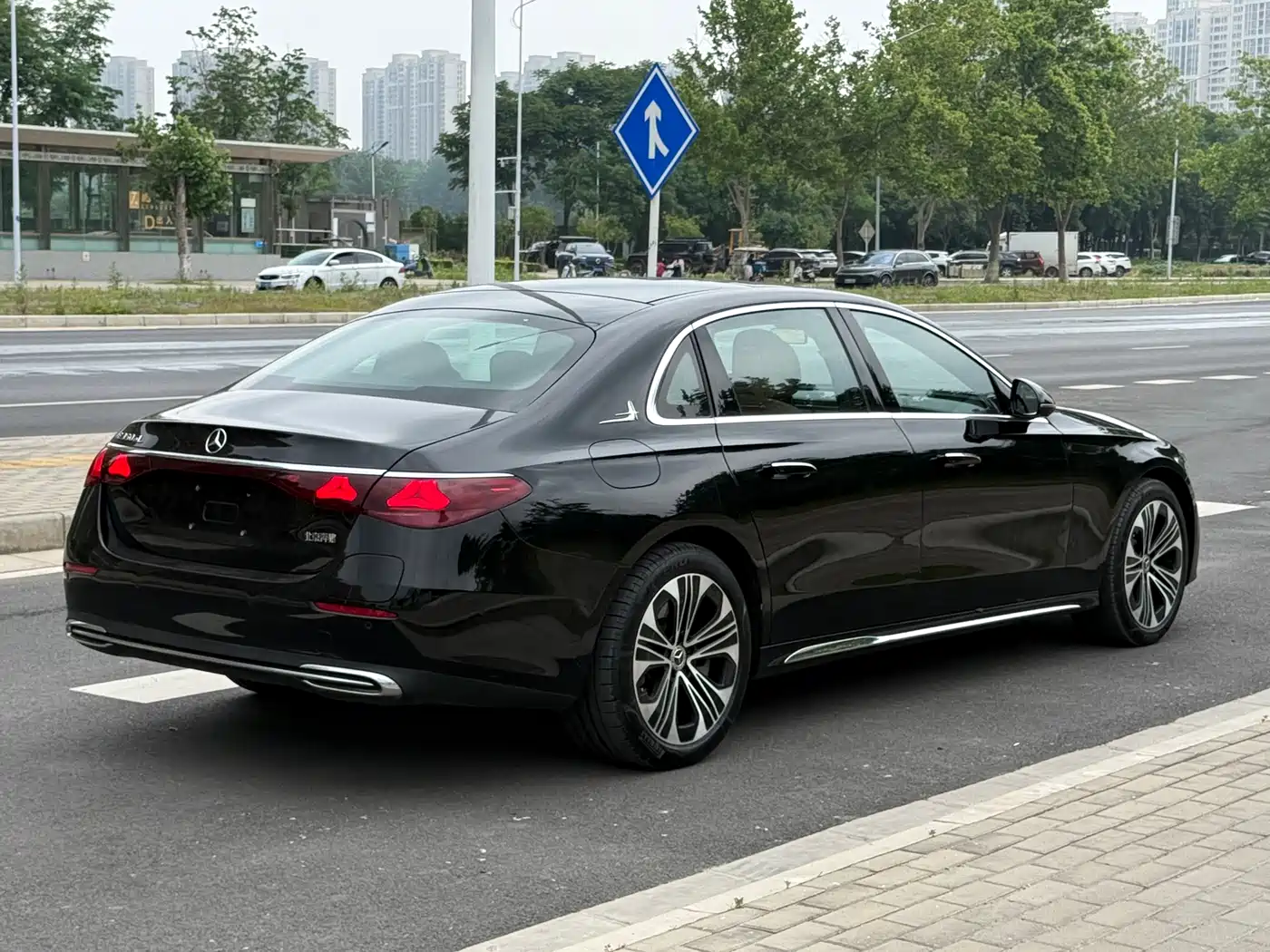 Mercedes-Benz E-Class New Energy 2024 E 350 e L Plug-in Hybrid Sedan фото 4