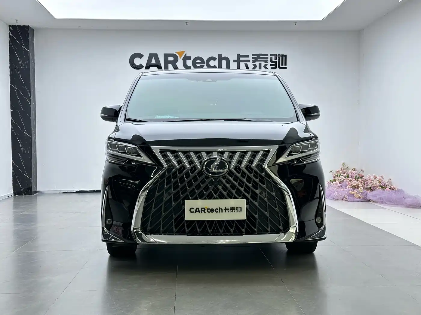 Lexus LM 2020 300h 4-Seat Imperial Edition фото 2