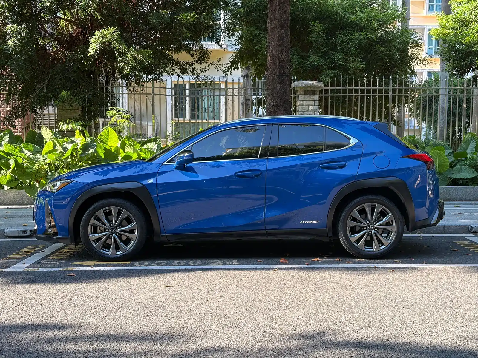 صورة 3 - Lexus UX