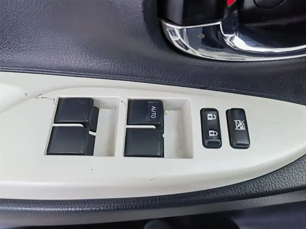 Toyota YARiS L Zhi Xuan 2015 1.5G Auto Sunroof Special Edition фото 9