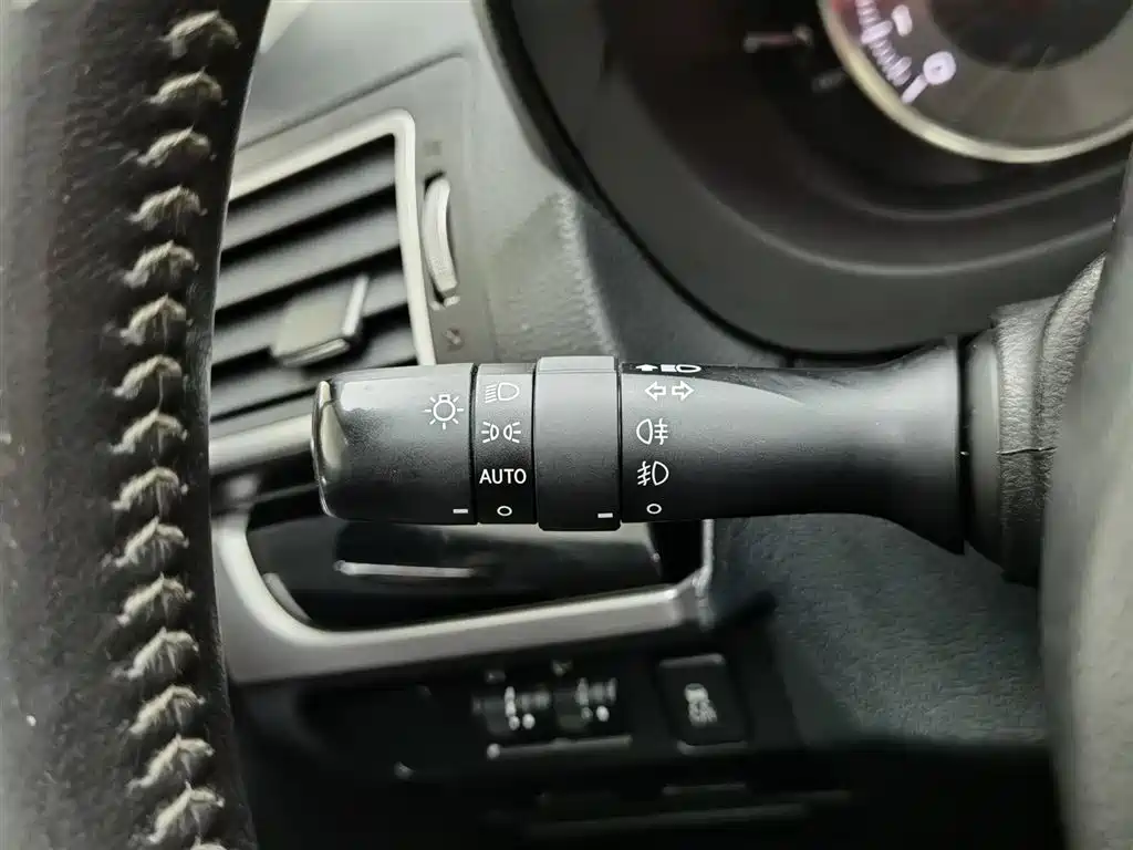 Subaru Forester 2016 2.0i Fashion Navigation Edition фото 21
