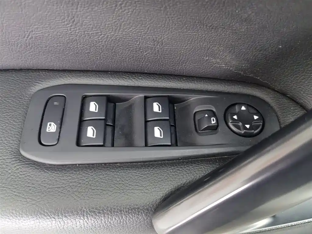 Peugeot 308S 2015 1.2T Auto Dynamic Edition фото 9