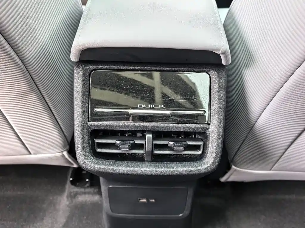 Фото 13 - Buick E5