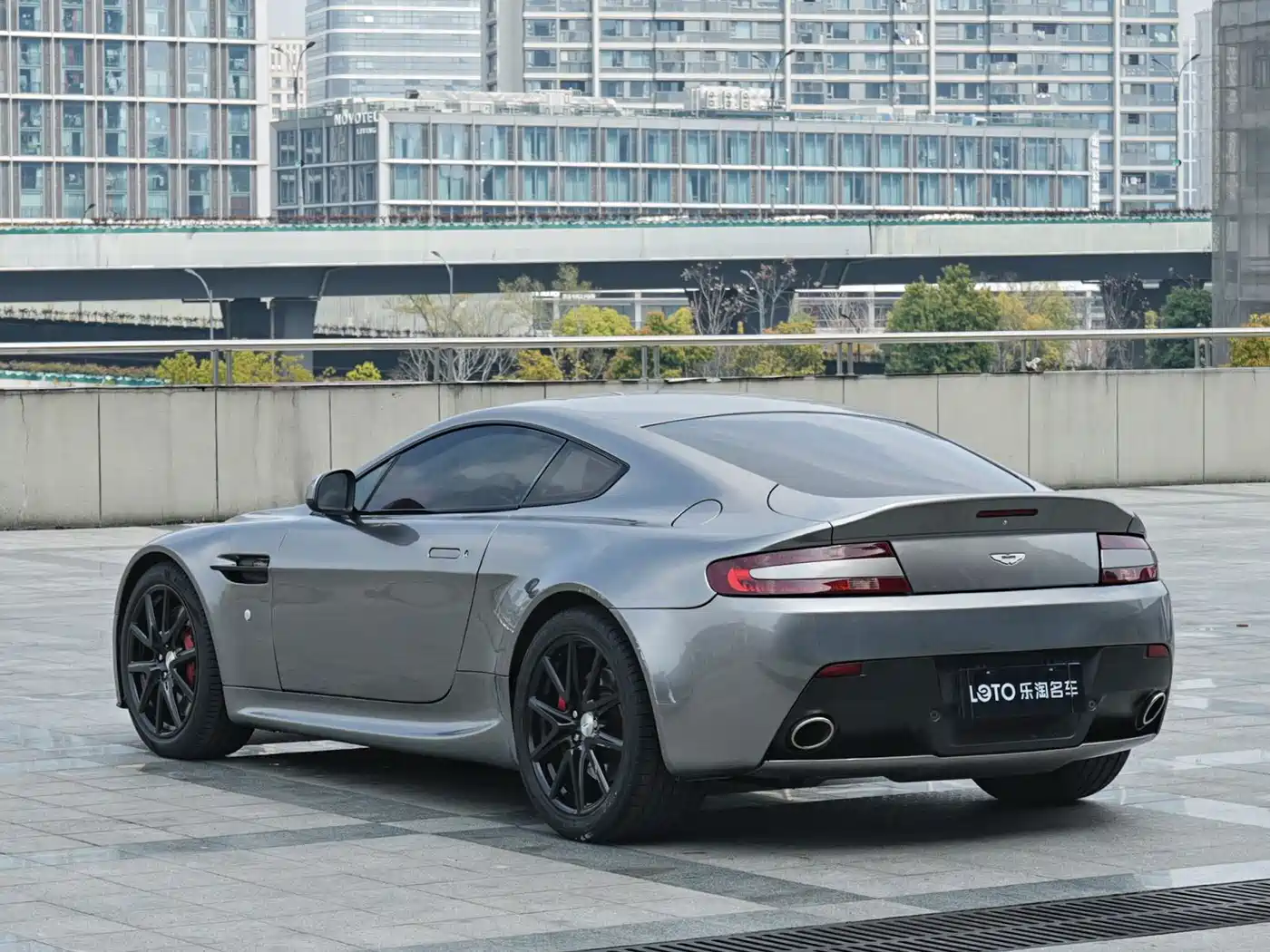 Aston Martin V8 Vantage 2015 4.7L Coupe фото 4