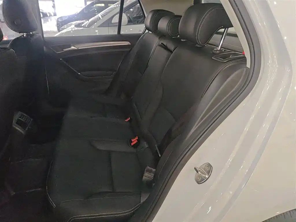 Volkswagen Golf 2016 1.6L Automatic Comfort фото 17