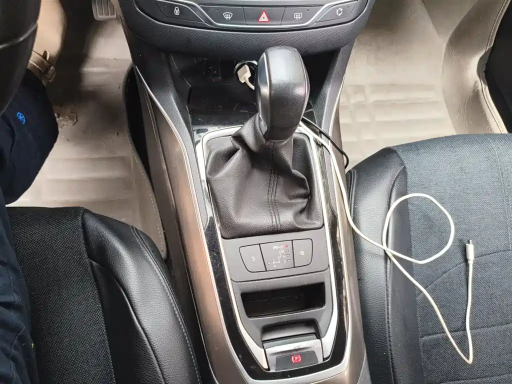 Peugeot 408 2015 Model 1.2T Automatic Luxury Edition фото 10