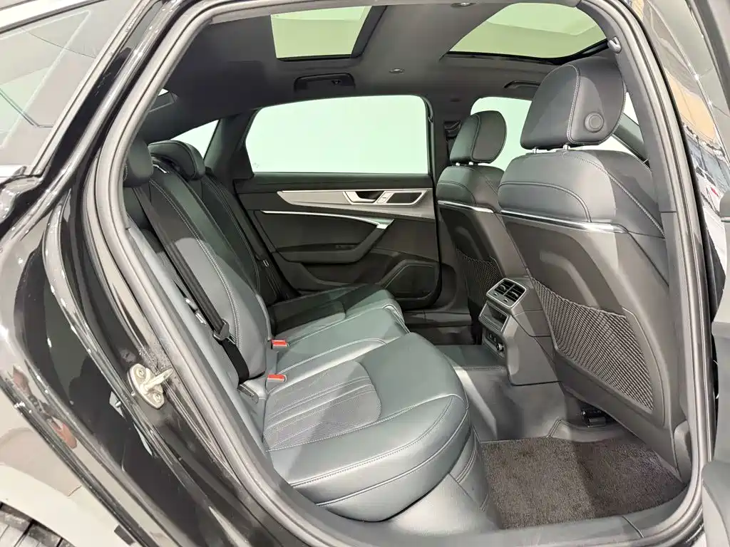 Фото 15 - Audi A6L