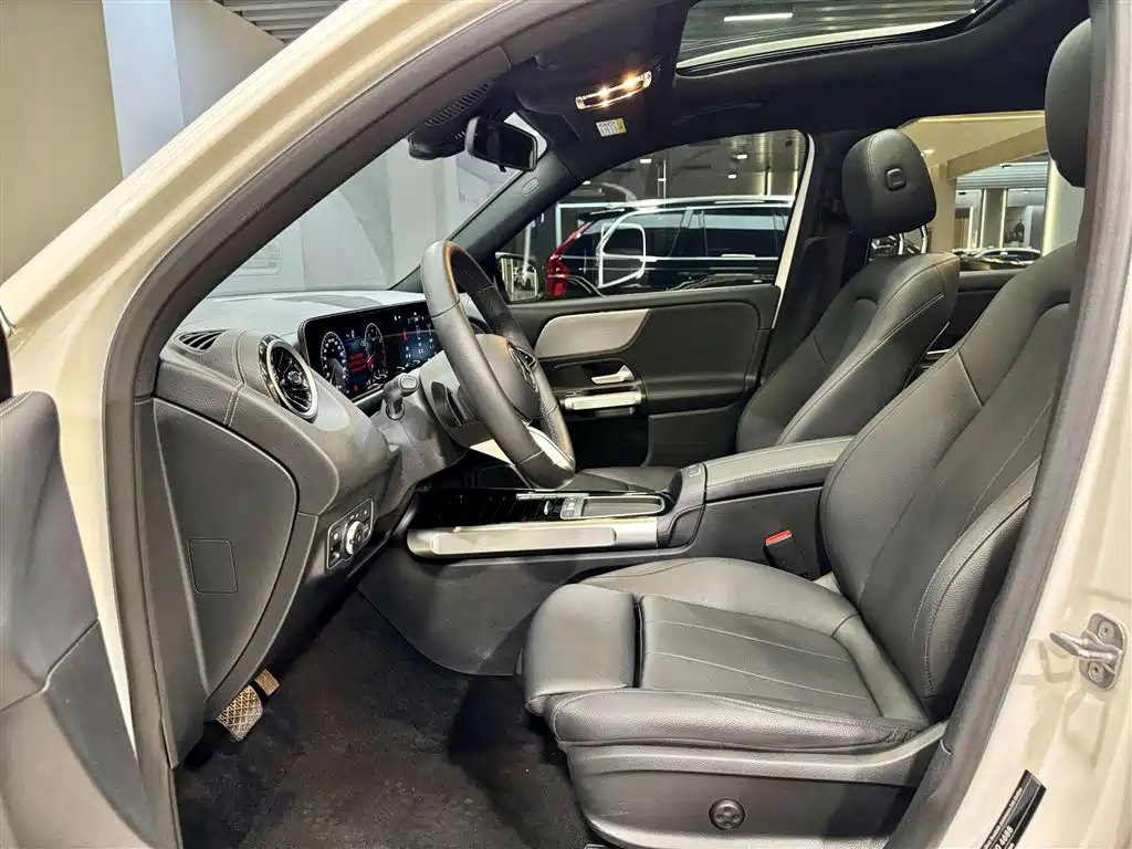 MERCEDES-BENZ GLB