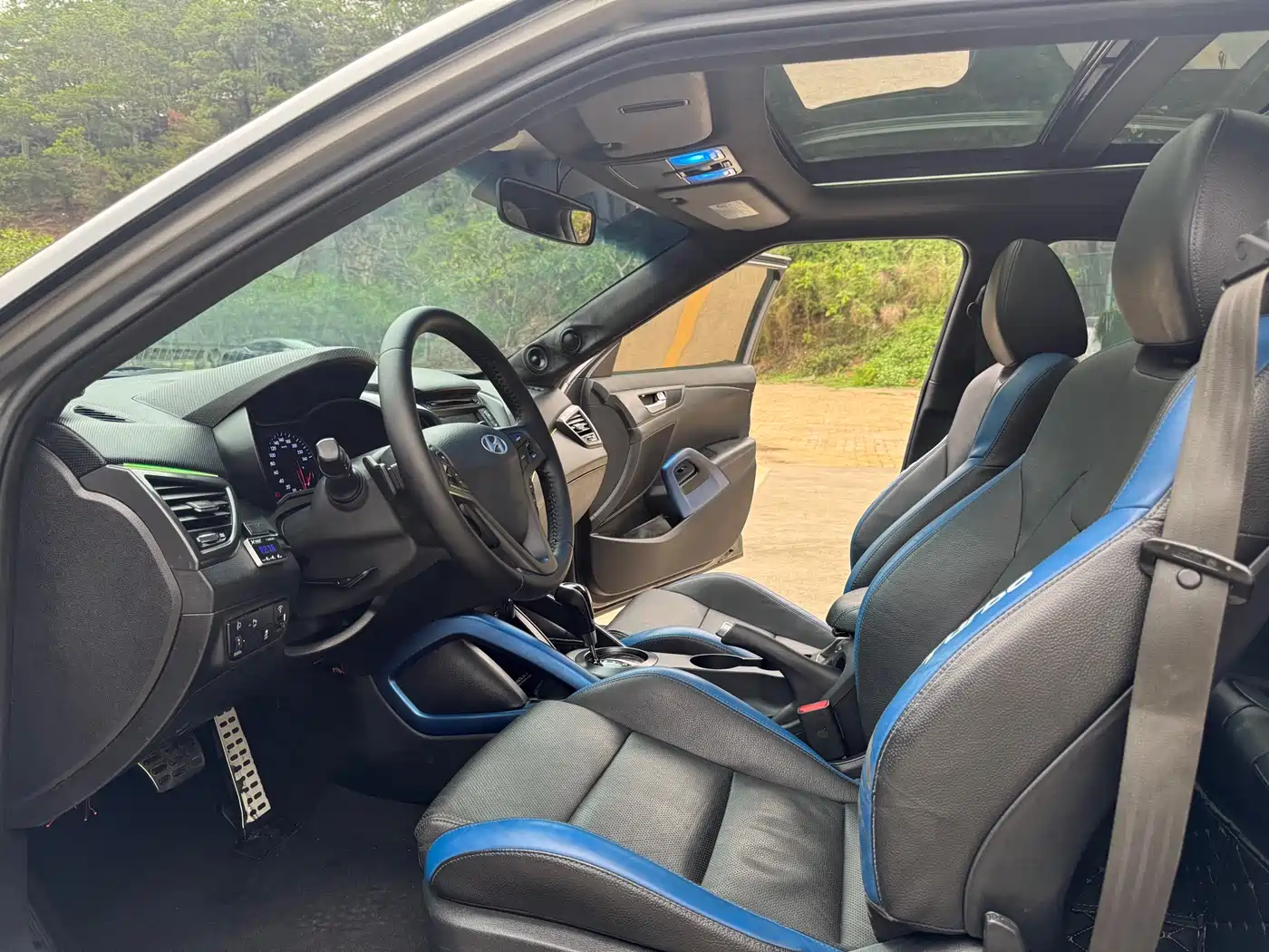 Hyundai Veloster 2015 1.6T Automatic Luxury Edition фото 6