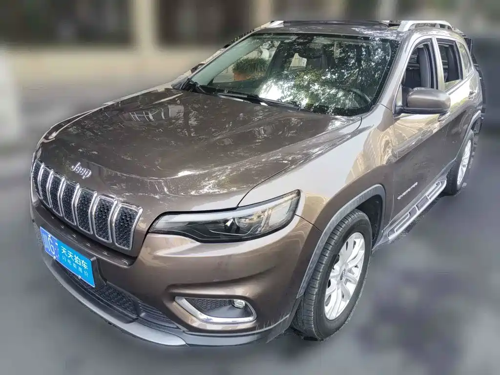 Фото 1 - Jeep Cherokee