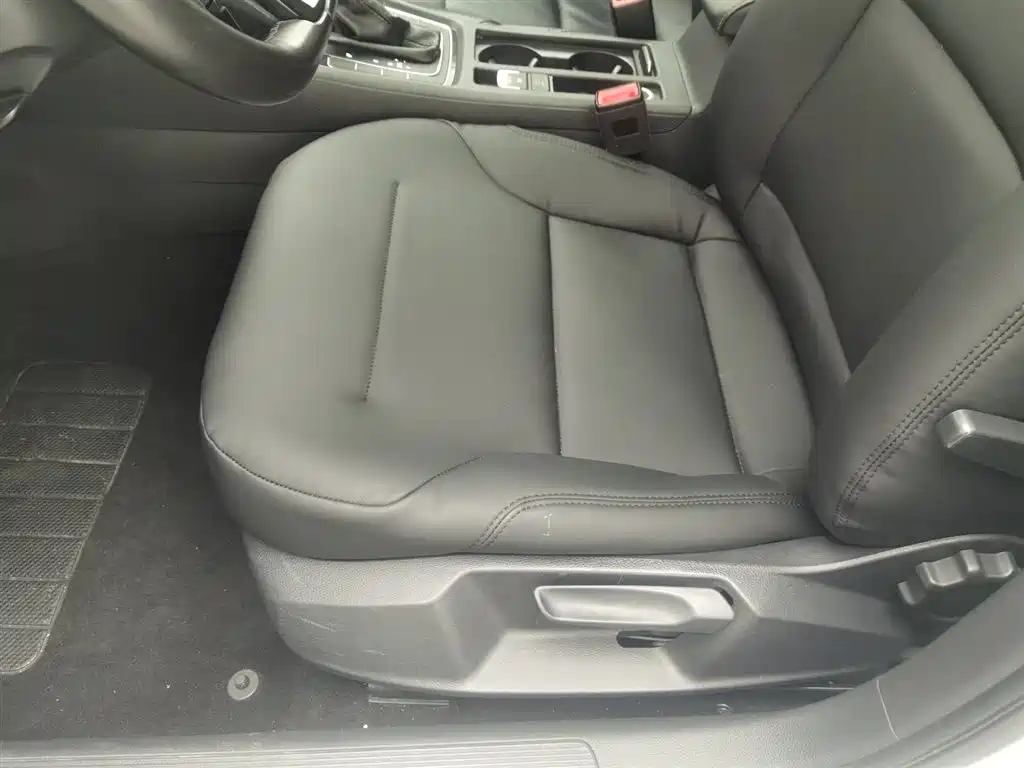 Volkswagen Golf 2018 1.6L Automatic Comfort фото 20